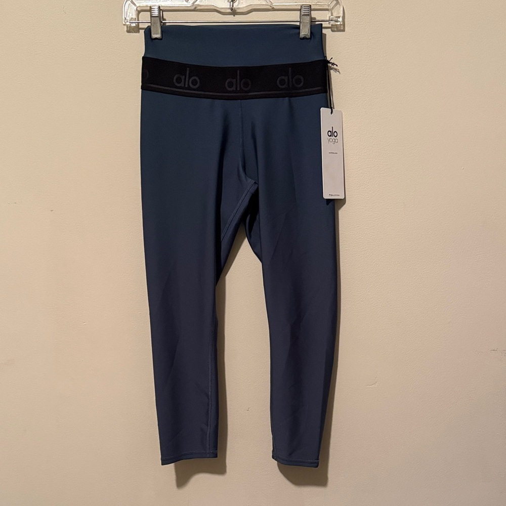 ALO Yoga Sprint Capri Leggings in dark jade